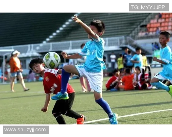 小孩模仿足球明星精彩动作展现运动热情与梦想追逐